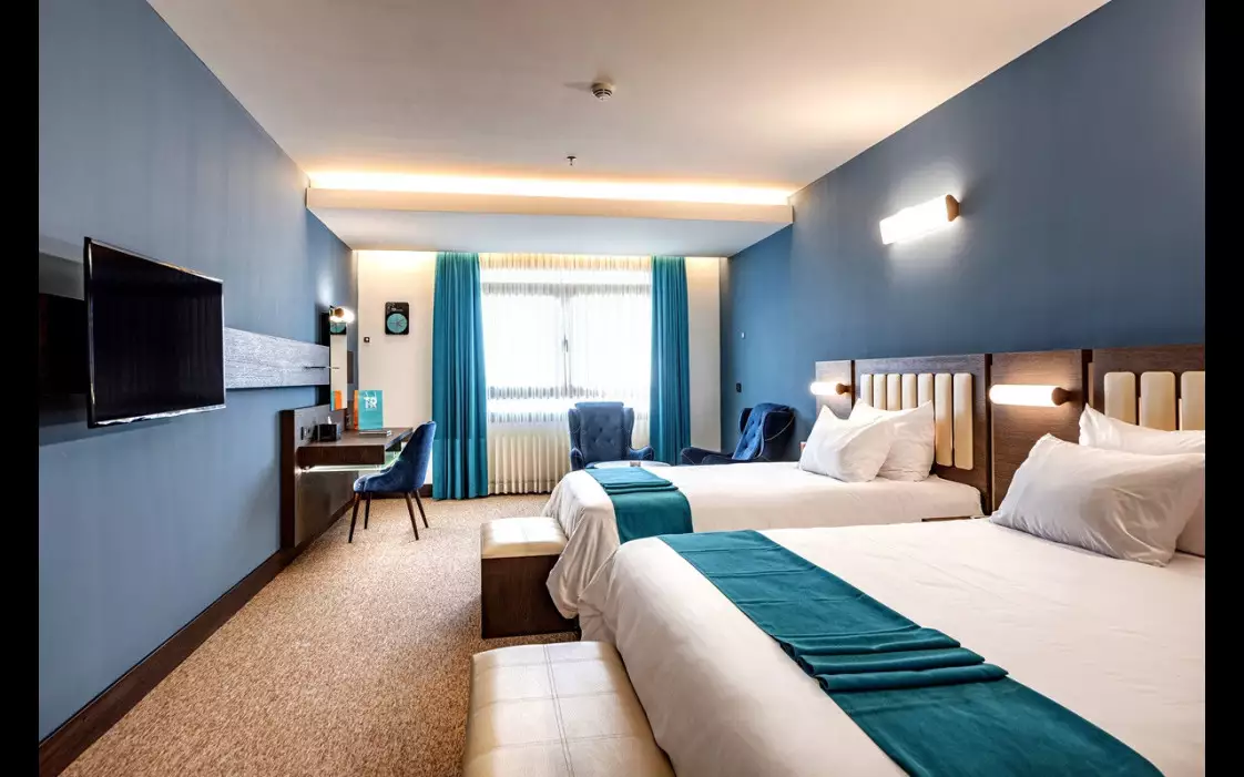 Alibaba https://cdn.alibaba.ir/ostorage/hotel-accommodation-images/68627276a1e6f83605b73b15_سه تخته فمیلی رویال.webp